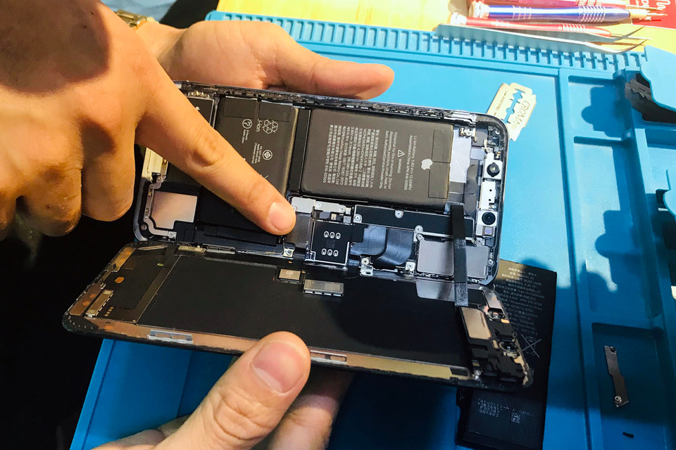 Đây là phía bên trong chiếc iPhone XS MAX. Có thể dễ dàng nhìn thấy hai viên Pin.