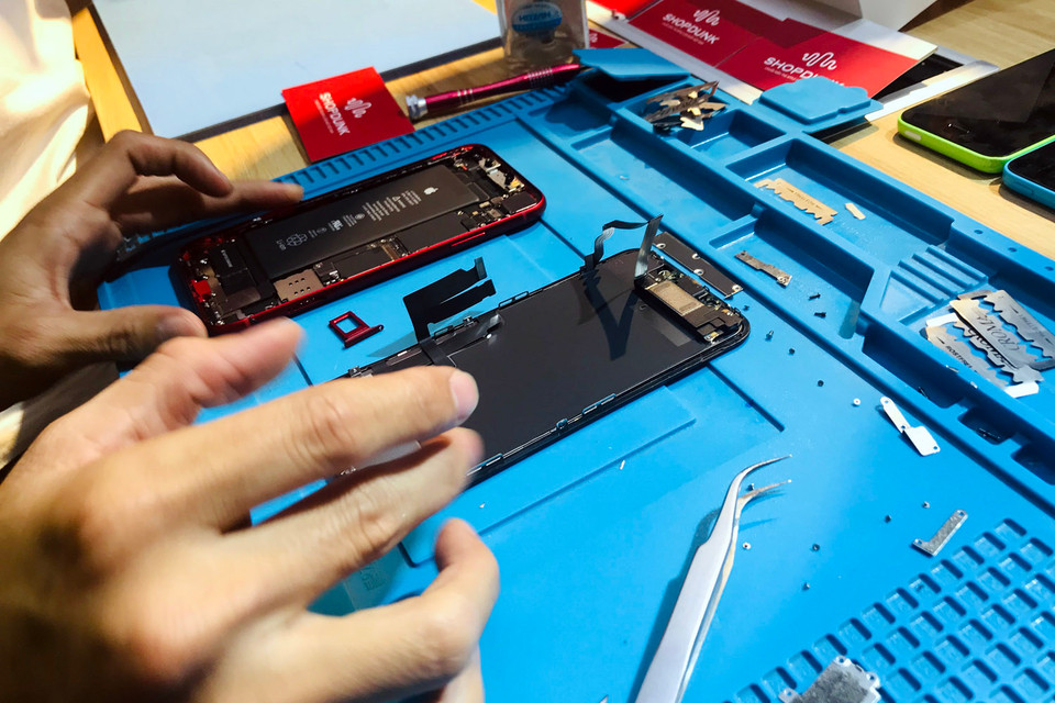 Chiếc iPhone XR này được ShopDunk nhập từ thị trường Hongkong. Dự kiến trong ngày hôm nay, cửa hàng này sẽ bán đủ các màu của dòng sản phẩm này.