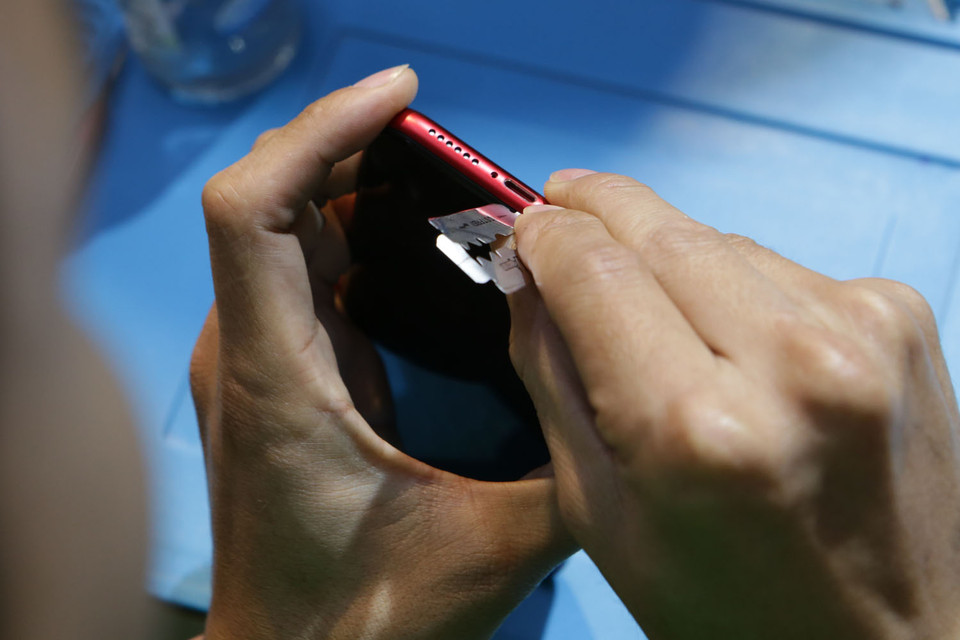 Kỹ thuật viên khéo léo dùng dao lam để mở sản phẩm.