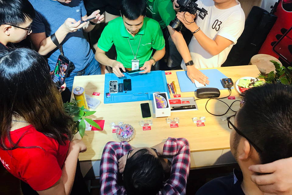 Khá đông giới truyền thông tới xem kỹ thuật viên của ShopDunk mở máy.