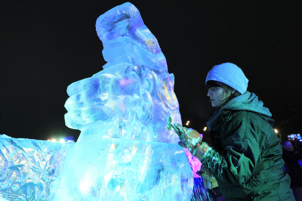 Nghệ nhân điêu khắc băng lao động miệt mài trong thời tiết lạnh giá để làm nên những tác phẩm ấn tượng. (Ảnh: Trần Hiếu/TTXVN) 