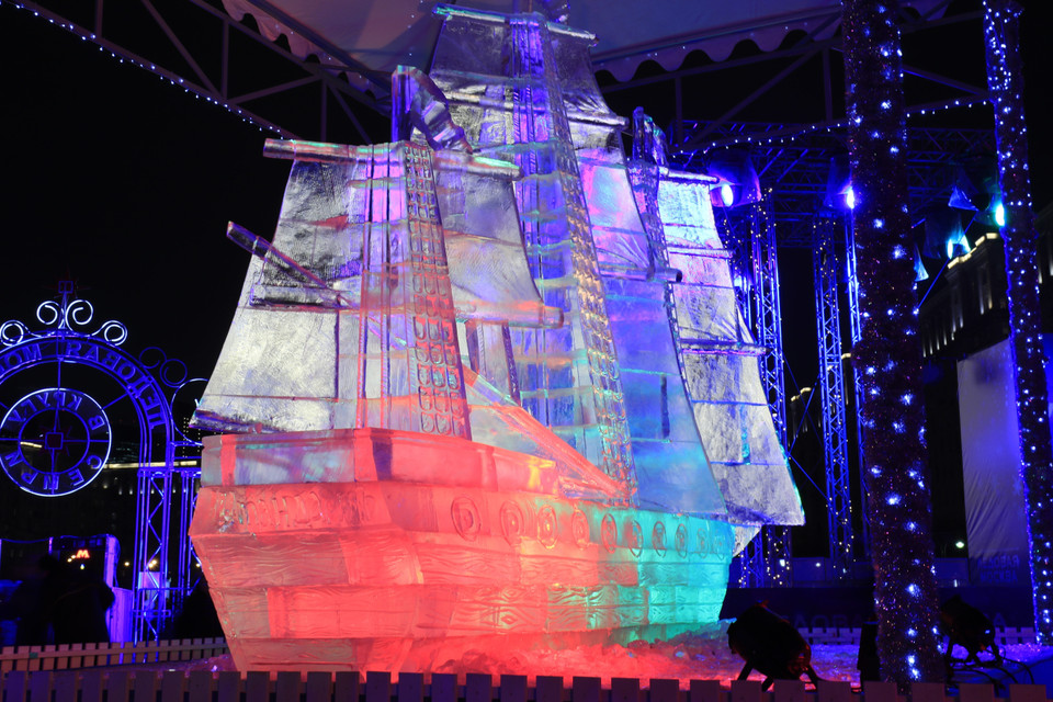 Hình ảnh mô phỏng con tàu nước Nga vượt sóng ra khơi. (Ảnh: Trần Hiếu/TTXVN) 