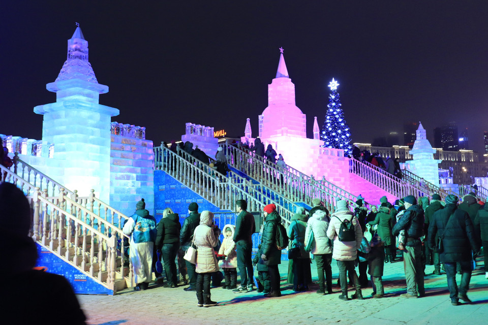 Khách tham quan xếp hàng dài đợi lên tường thành Kremli bằng băng. (Ảnh: Trần Hiếu/TTXVN) 