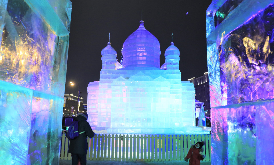 Nhà thờ chính tòa Moskva được tái hiện qua tác phẩm điêu khắc băng. (Ảnh: Trần Hiếu/TTXVN) 