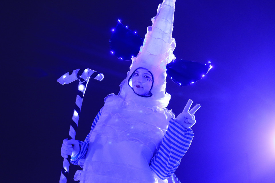 Nghệ sỹ đường phố trong trang phục dạ quang sặc sỡ. (Ảnh: Trần Hiếu/TTXVN) 