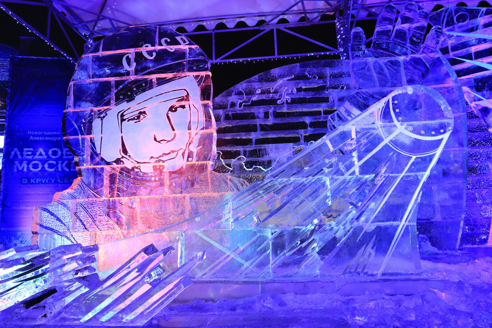 Tác phẩm điêu khắc băng khắc họa chân dung nhà du hành vũ trụ Yuri Gagarin và tàu vũ trụ Vostok. (Ảnh: Trần Hiếu/TTXVN) 