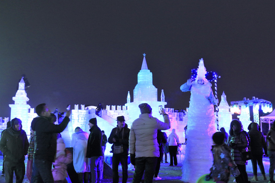 Người dân địa phương và du khách đổ về công viên Chiến thắng tham dự lễ hội băng Moskva 2019. (Ảnh: Trần Hiếu/TTXVN) 