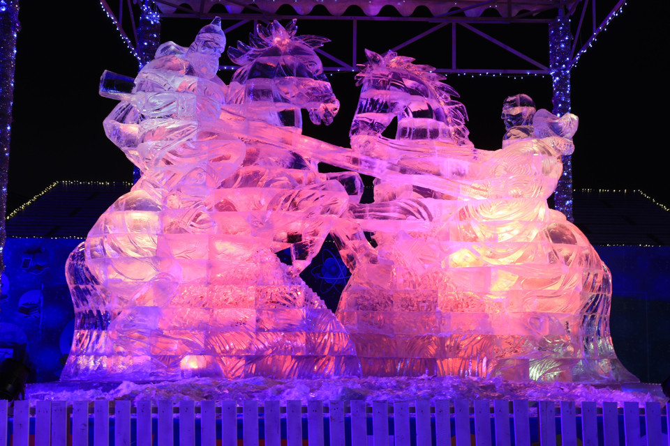Mỗi tác phẩm trưng bày tại lễ hội được xem là những kiệt tác điêu khắc băng. (Ảnh: Trần Hiếu/TTXVN) 