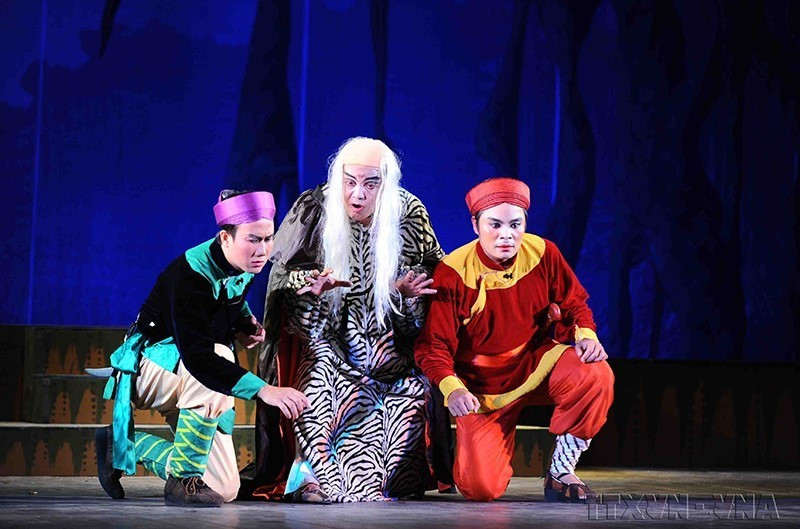 Ngày nay, chèo cũng như các bộ môn nghệ thuật truyền thống khác như cẩm, chầu văn, ca trù, tuồng, hay cải lương đang gặp phải rất nhiều khó khăn khi phải chuyển mình để có thể tồn tại và phát triển. Trong ảnh: Các nghệ sỹ đoàn Chèo Hải Phòng biểu diễn tác phẩm Ông Vua hóa hổ. (Ảnh: Minh Đức/TTXVN)