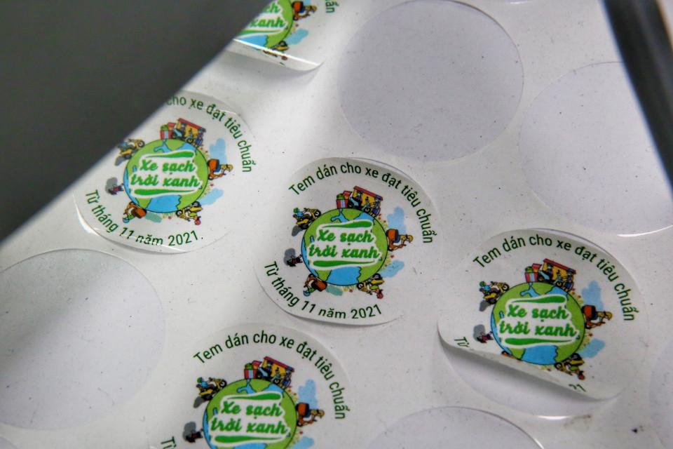 Xe đạt tiêu chuẩn về mức độ khí thải sẽ được dán tem. (Ảnh: Tuấn Đức/TTXVN)