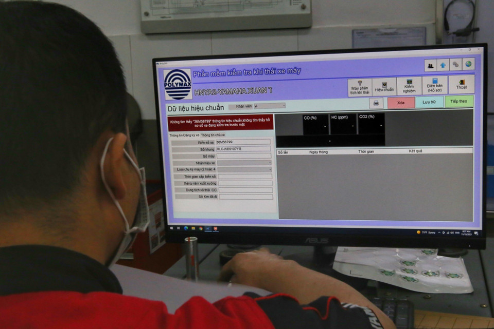 Thông số về mức độ khí thải của xe được hiển thị trên máy tính. (Ảnh: Tuấn Đức/TTXVN)