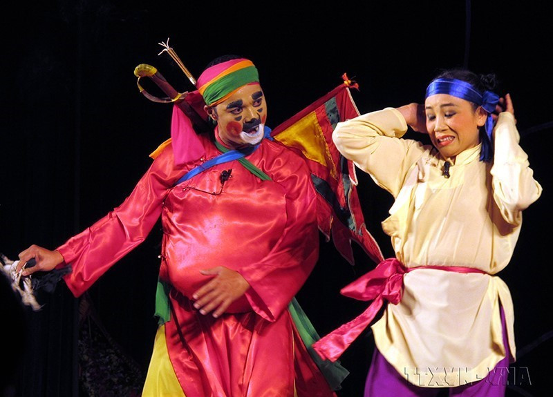 Chèo bắt nguồn từ âm nhạc và múa dân gian, nhất là trò nhại từ thế kỷ X. Qua thời gian, người Việt đã phát triển các tích truyện ngắn của Chèo dựa trên các trò nhại này thành các vở diễn trọn vẹn dài hơn. Trong ảnh: Diễn viên Lê Văn Thơm và Thanh Mai (Nhà hát Chèo Việt Nam) với vai diễn Phù Thủy và Hỷ Đồng trong trích đoạn Phù Thủy sợ ma. (Ảnh: Văn Đạt/TTXVN)