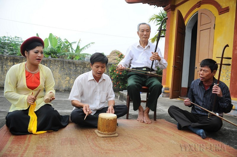 Nhạc cụ chính được sử dụng trong chèo truyền thống là đàn nhị, đồng thời dùng thêm trống con và mõ. (Ảnh: Minh Đức/TTXVN)
