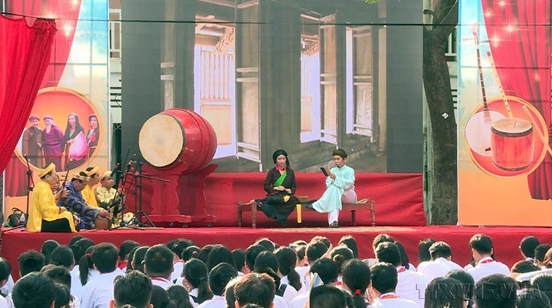 Chèo cần có sự thích nghi nhất định với thời cuộc để tránh bị rơi vào hoàn cảnh như một di sản phi vật thể chỉ để bảo tồn, tránh làm mất đi một trong những hình thức nghệ thuật kể chuyện bằng sân khấu tiêu biểu nhất của dân tộc. Trong ảnh: Hoạt động sân khấu hóa bằng nghệ thuật Chèo để tìm hiểu tác phẩm Quan Âm Thị Kính của học sinh Trường Trung học Cơ sở Lê Quý Đôn, Thành phố Hồ Chí Minh. (Ảnh: TTXVN phát)