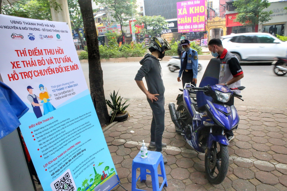 Tiếp nhận xe của khách có nhu cầu đo khí thải. (Ảnh: Tuấn Đức/TTXVN)