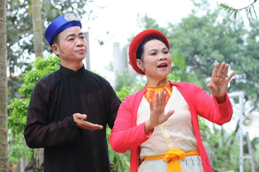 Làng Khuốc (xã Phong Châu, huyện Đông Hưng) là chiếng chèo nổi tiếng của Thái Bình. Trong số 155 nghệ sỹ chèo là người Thái Bình trong các đoàn chèo cả nước thì riêng làng Khuốc có 50 người. Trong ảnh: Nghệ sỹ Cao Thị Bấc (bên phải) trong buổi sinh hoạt của CLB Chèo truyền thống xã Phong Châu, nơi được coi là nơi khởi nguồn của chèo. (Ảnh: Minh Đức/TTXVN)