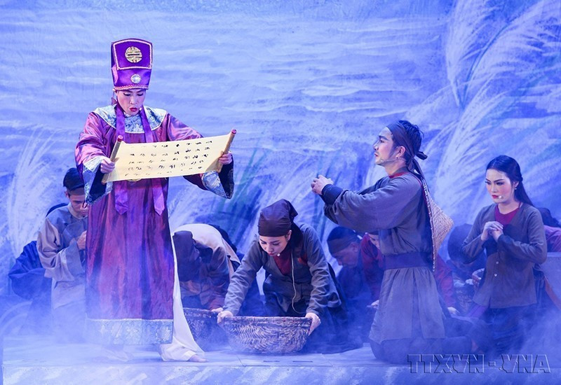 Chèo là một trong những loại hình đặc sắc của sân khấu truyền thống Việt Nam, cần được tôn vinh không chỉ như hiện vật tĩnh mà còn cần được bảo tồn, phát triển song song với sự phát triển của xã hội. Trong ảnh: Một cảnh trong vở chèo dã sử Nhân Huệ vương Trần Khánh Dư của Đoàn nghệ thuật tỉnh Quảng Ninh. (Ảnh: Thanh Tùng/TTXVN)