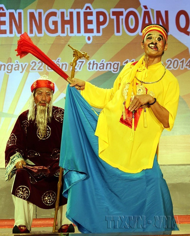 Diễn viên Tô Quang Trung (Nhà hát chèo Thái Bình) với vai diễn Cu Sứt trong vở Súy Vân, tại cuộc thi tài năng trẻ diễn viên sân khấu chèo chuyên nghiệp toàn quốc năm 2014. (Ảnh: Văn Đạt/TTXVN)