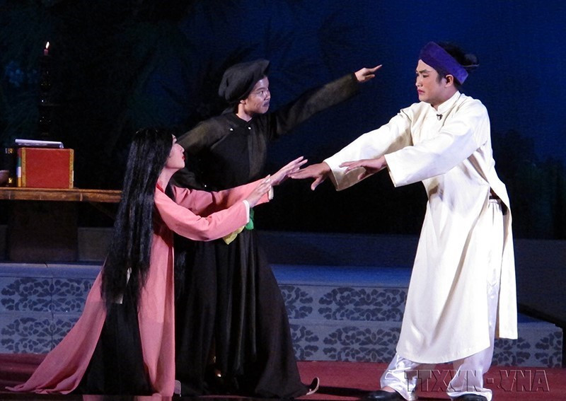 Nhân vật trong chèo thường mang tính ước lệ, chuẩn hóa và rập khuôn. Tính cách của các nhân vật trong chèo thường không thay đổi với chính vai diễn đó. Trong ảnh: Nguyễn Thị Ngọc Anh và Vũ Thị Quỳnh (Nhà hát Chèo Ninh Bình) với vai diễn Thị Kính và Sùng Bà trong vở Quan Âm Thị Kính. (Ảnh: Văn Đạt/TTXVN)