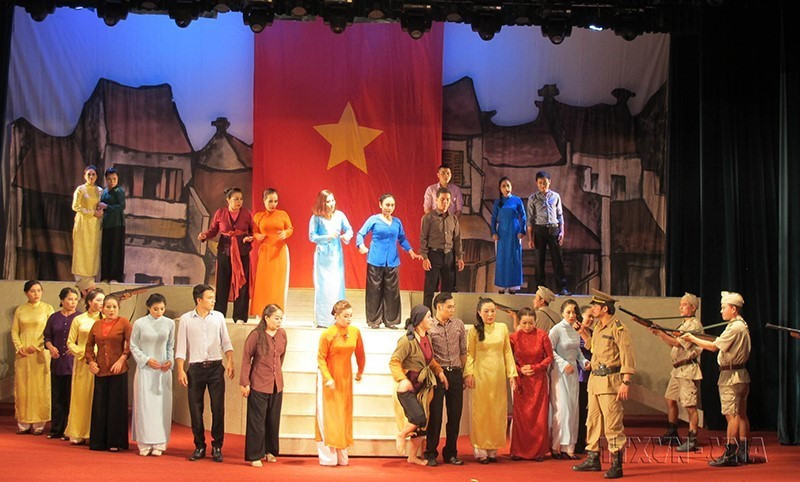 Nhằm kéo khán giả đến với nghệ thuật chèo, thời gian qua, các nghệ sỹ đã cố gắng đưa đề tài đương đại vào chèo. Nghệ thuật Chèo với đề tài hiện đại luôn là mối quan tâm không chỉ của riêng “làng Chèo” - mà còn của cả giới sân khấu và các cơ quan quản lý Nhà nước. Trong ảnh: Vở diễn Cánh chim trắng trong đêm do diễn viên Nhà hát Chèo Hà Nội biểu diễn. (Ảnh: Hải Yến/TTXVN)