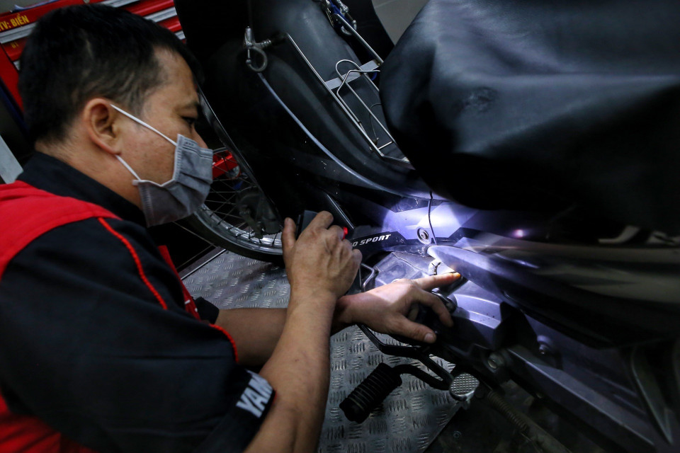 Nhân viên kiểm tra thông số của xe. (Ảnh: Tuấn Đức/TTXVN)