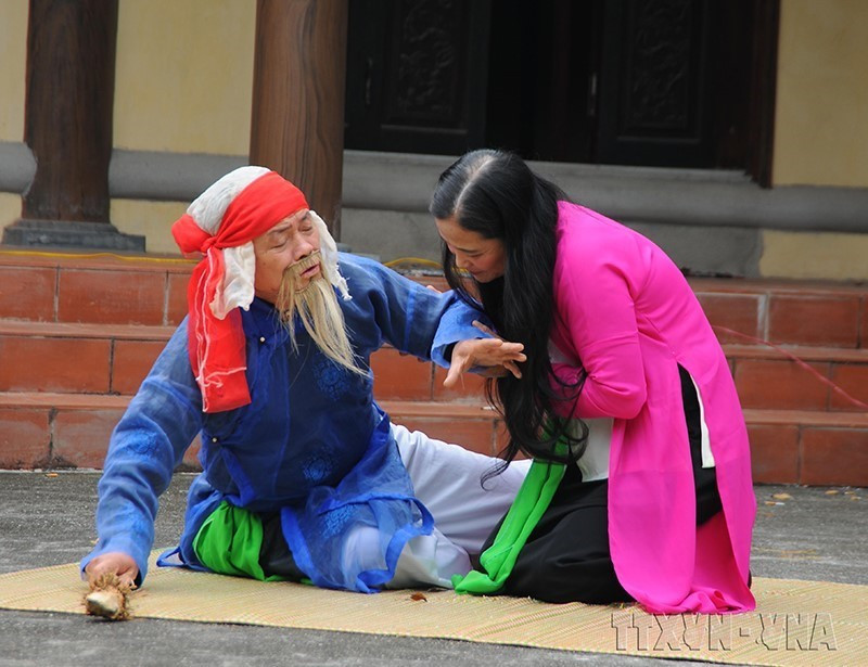 Chèo sân đình là loại hình chèo cổ của những phường chèo xưa, thường được biểu diễn ở các sân đình, sân chùa, sân nhà các gia đình quyền quý. Trong ảnh: Buổi tập của Câu lạc bộ UNESCO bảo tồn nghệ thuật sân khấu chèo Đông Hà, làng chèo Khuốc (Đông Hưng, Thái Bình) - một trong những cái nôi của nghệ thuật hát chèo dân gian đã được UNESCO công nhận. (Ảnh: Xuân Tiến/TTXVN)