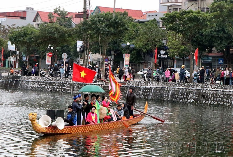 Chèo là một loại hình sân khấu kịch hát, gắn với các lễ hội dân gian, các hoạt động giao lưu văn nghệ ở vùng Đồng bằng sông Hồng. Trong ảnh: Biểu diễn hát Chèo trên thuyền rồng dọc theo sông Bạch Đằng tại thành phố Hải Dương, trong Lễ hội Văn hóa Du lịch xứ Đông chào đón năm mới 2019. (Ảnh: Mạnh Tú/TTXVN)