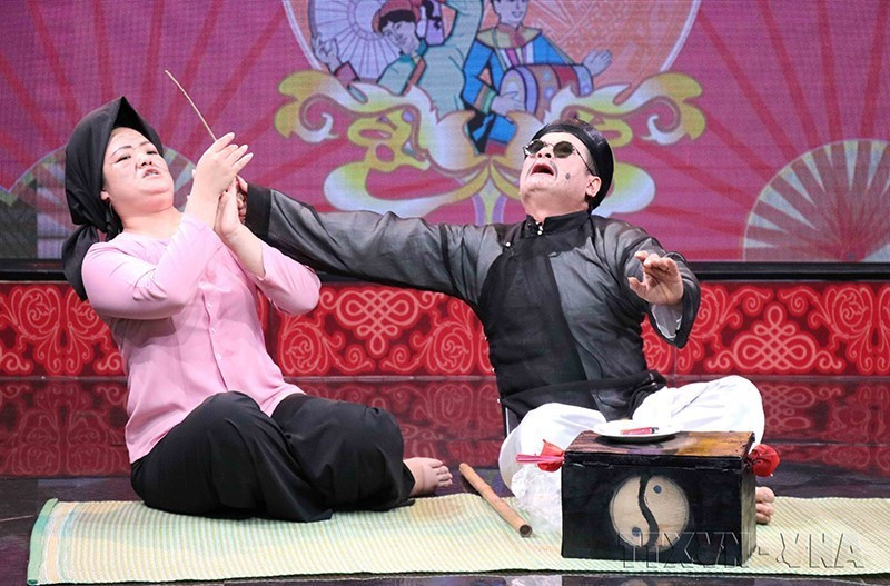 Chèo là một môn nghệ thuật sân khấu dân gian có ảnh hưởng rất sâu rộng trong đời sống văn hóa tinh thần của người dân lao động vùng đồng bằng Bắc Bộ. Trong ảnh: Tiết mục trích đoạn Trương Viên của chiếu Chèo thôn 7, xã Nghĩa Lâm, Nam Định. (Ảnh: Đinh Tuấn/TTXVN)