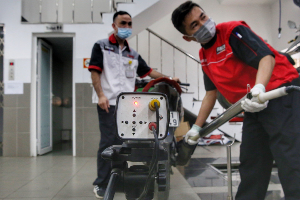 Từ ngày 12 đến 30/11, Hà Nội tổ chức chương trình thí điểm đo kiểm khí thải xe môtô, xe gắn máy cũ đang lưu hành trên địa bàn Thủ đô nhằm đánh giá hiện trạng phát thải của xe môtô, xe máy cũ. (Ảnh: Tuấn Đức/TTXVN)