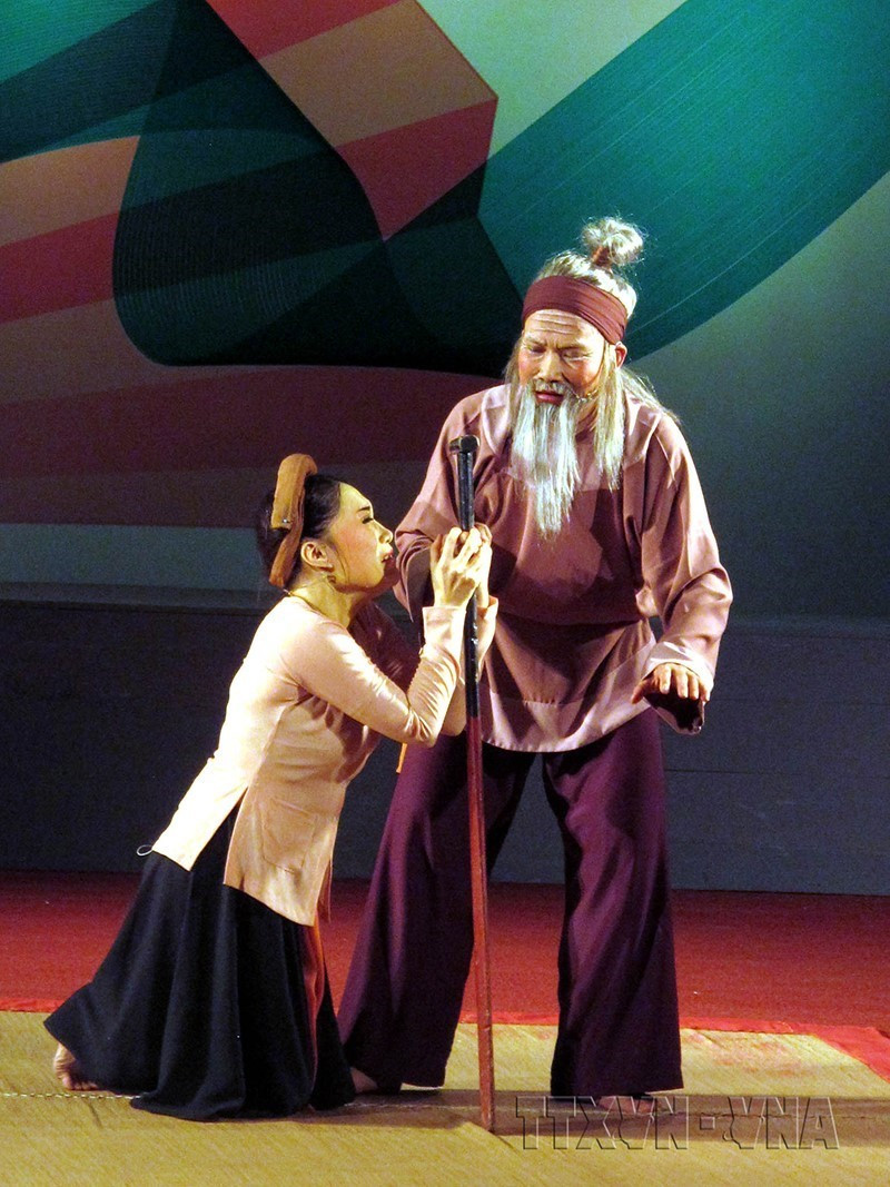 Chèo luôn gắn với chất trữ tình, thể hiện những xúc cảm và tình cảm cá nhân của con người, phản ánh mối quan tâm chung của nhân loại: tình yêu, tình bạn, tình thương. Trong ảnh: Trích đoạn Ông Chài do các diễn viên của Nhà hát Chèo Thái Bình biểu diễn. (Ảnh: Văn Đạt/TTXVN)