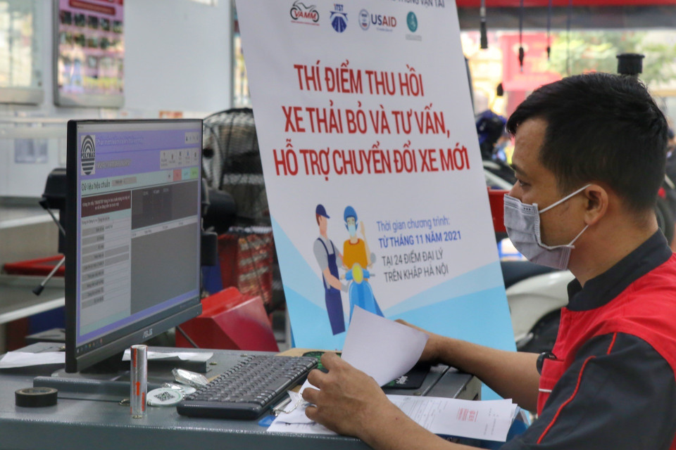 Thông số về mức độ khí thải của xe được hiển thị trên máy tính. (Ảnh: Tuấn Đức/TTXVN)