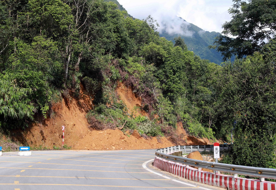 Do lượng mưa nhiều nên trong đất đã ngậm no nước, vì vậy tiềm ẩn nguy cơ sạt lở cao trên các tuyến quốc lộ. (Ảnh: Quý Trung/TTXVN)