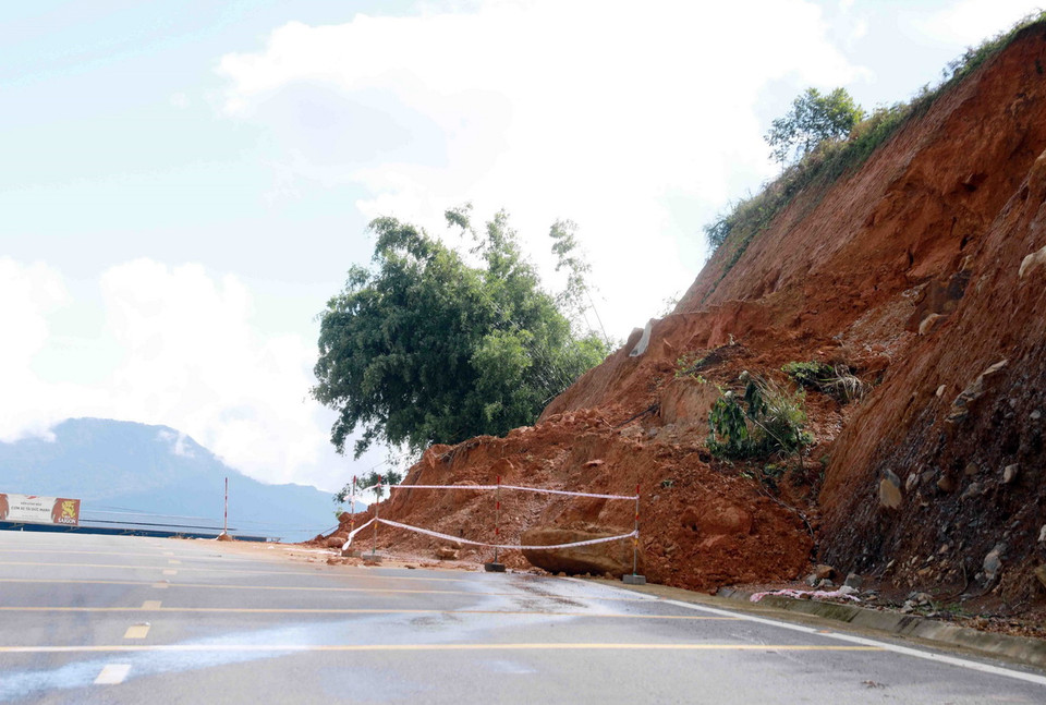 Nhiều khu vực vẫn còn tiềm ẩn nguy cơ sạt lở đất, đá cao gây nguy hiểm cho người dân khi tham gia giao thông. (Ảnh: Quý Trung/TTXVN)