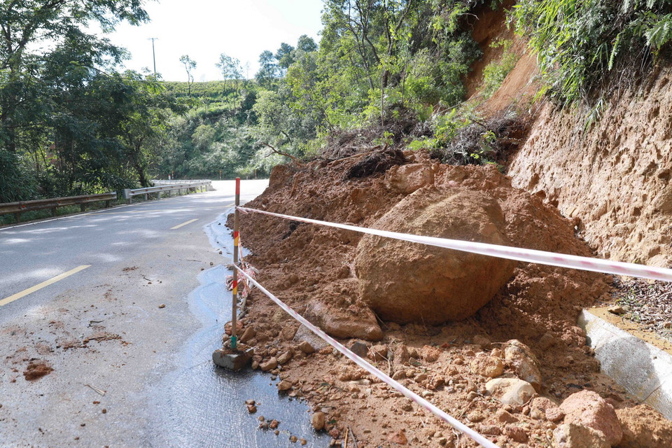 Trên quốc lộ 4D từ thành phố Lai Châu đến huyện Tam Đường có 5-6 đoạn bị sạt lở gây mất an toàn cho người dân tham gia giao thông. (Ảnh: Quý Trung/TTXVN)