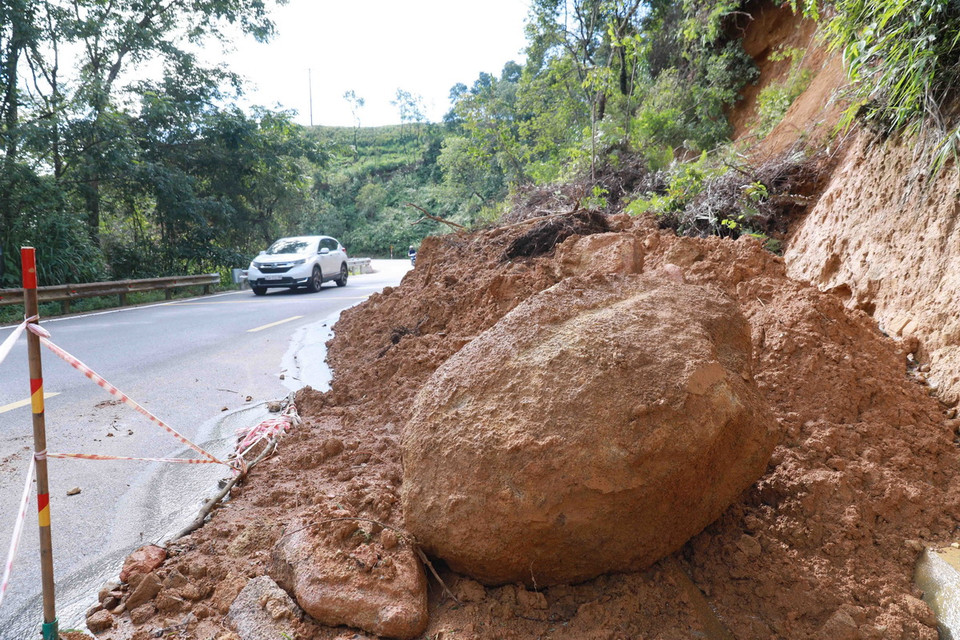 Những tảng đá lớn sạt xuống đường, tiềm ẩn nhiều rủi ro cho người tham gia giao thông trên các tuyến quốc lộ. (Ảnh: Quý Trung/TTXVN)