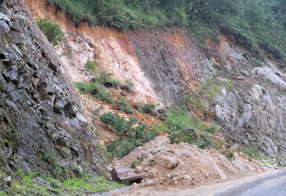 Sạt lở taluy dương trên tuyến quốc lộ 4D đoạn từ thành phố Lai Châu đi huyện Tam Đường, tỉnh Lai Châu. (Ảnh: Quý Trung/TTXVN)