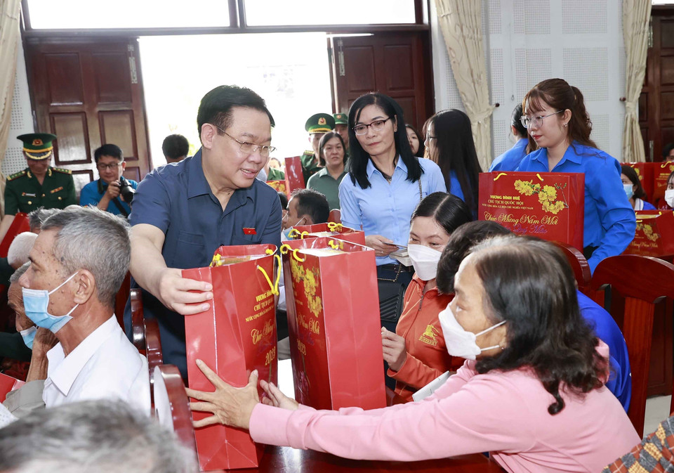 Chủ tịch Quốc hội Vương Đình Huệ tặng quà Tết gia đình chính sách, hộ nghèo, đồng bào dân tộc và công nhân lao động có hoàn cảnh khó khăn. (Ảnh: Doãn Tấn/TTXVN)