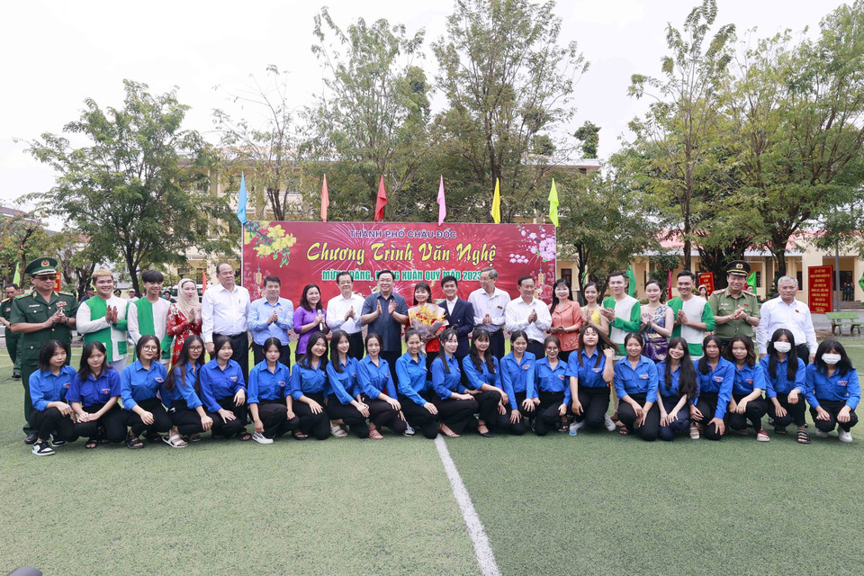 Chủ tịch Quốc hội Vương Đình Huệ và đại biểu tham gia chương trình văn nghệ. (Ảnh: Doãn Tấn/TTXVN)