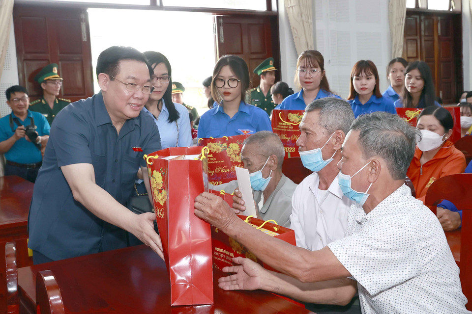 Chủ tịch Quốc hội Vương Đình Huệ tặng quà Tết gia đình chính sách, hộ nghèo, đồng bào dân tộc và công nhân lao động có hoàn cảnh khó khăn. (Ảnh: Doãn Tấn/TTXVN)