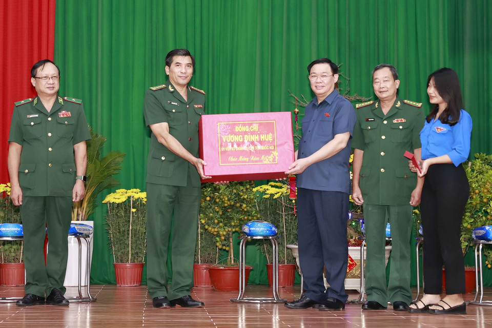 Chủ tịch Quốc hội Vương Đình Huệ tặng quà Tết Bộ Chỉ huy Bộ đội Biên phòng tỉnh An Giang. (Ảnh: Doãn Tấn/TTXVN)