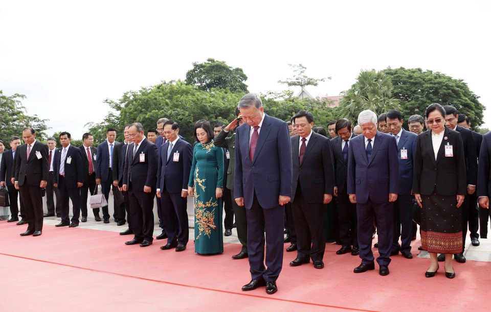 Chủ tịch nước Tô Lâm và các thành viên Đoàn cấp cao Việt Nam tưởng niệm các liệt sỹ. (Ảnh: Bùi Xuân Tú/TTXVN)