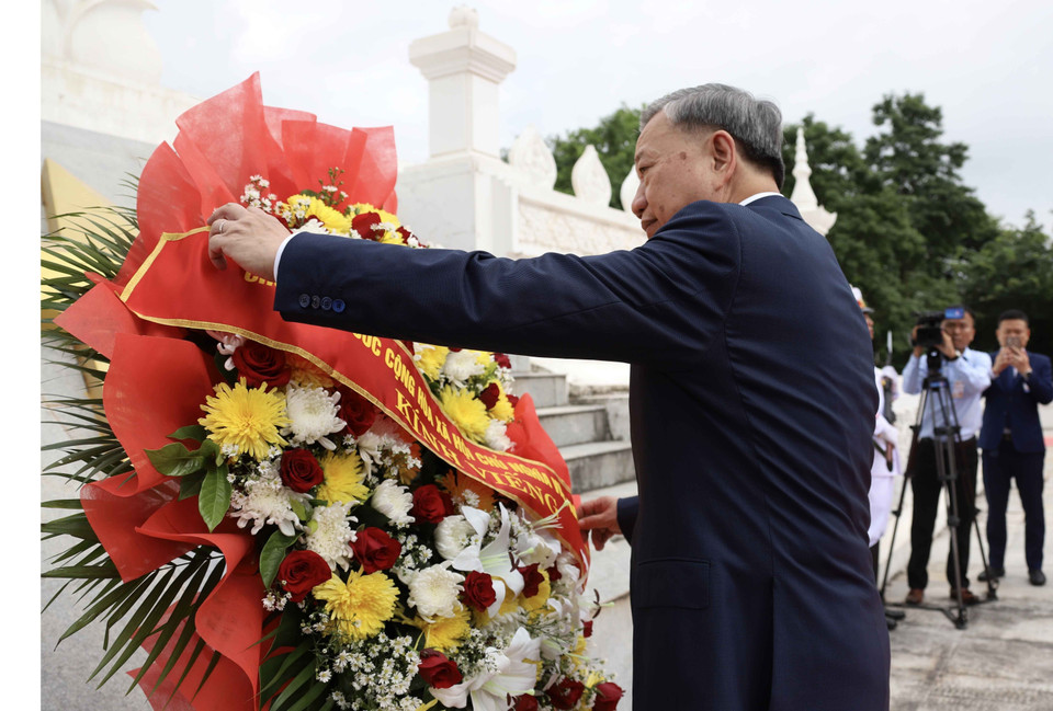 Chủ tịch nước Tô Lâm đặt vòng hoa tại Đài tưởng niệm các liệt sỹ vô danh ở Thủ đô Vientiane. (Ảnh: Bùi Xuân Tú/ TTXVN)