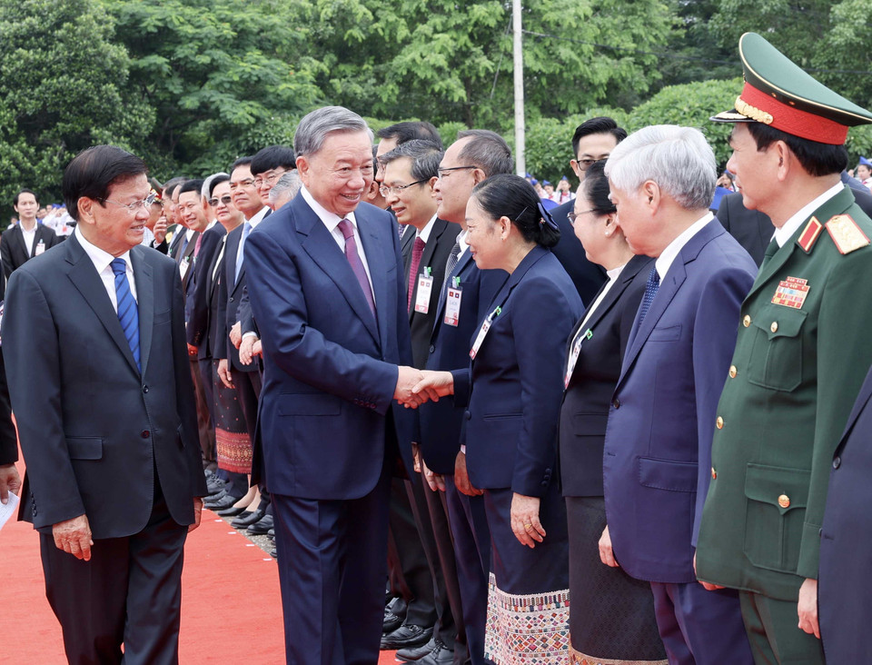 Chủ tịch nước Tô Lâm với các thành viên Đoàn Lào tại lễ đón. (Ảnh: Nhan Sáng/TTXVN)