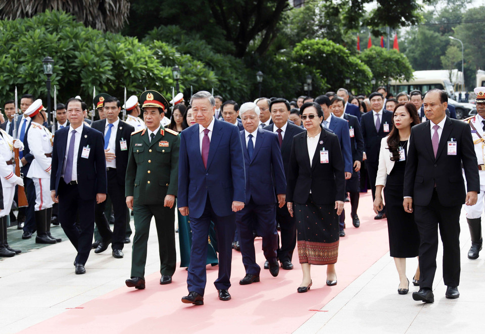 Chủ tịch nước Tô Lâm và Đoàn cấp cao Việt Nam đến đặt vòng hoa tại Đài tưởng niệm các liệt sỹ vô danh ở Thủ đô Vientiane. (Ảnh: Bùi Xuân Tú/TTXVN)