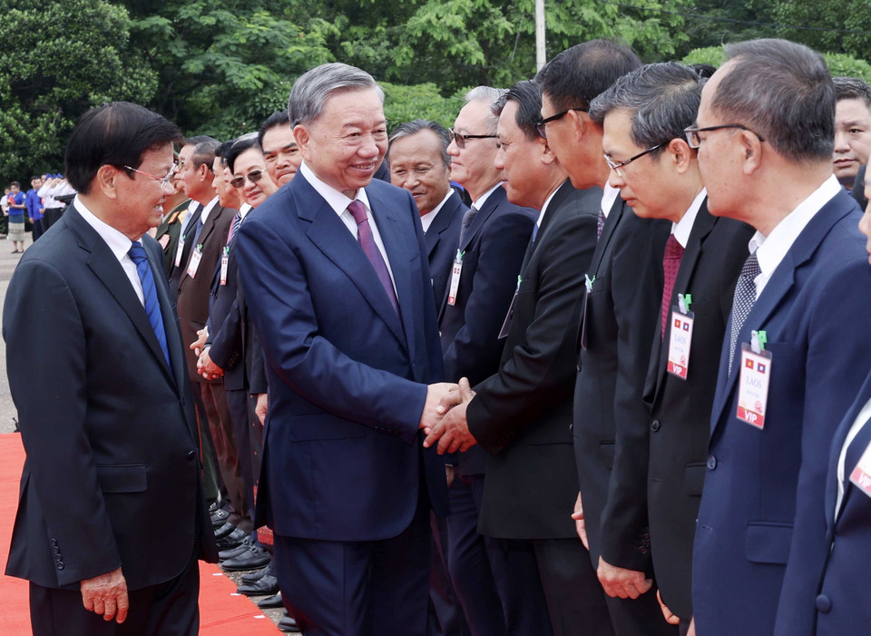Tổng Bí thư, Chủ tịch nước Lào Thongloun Sisoulith giới thiệu với Chủ tịch nước Tô Lâm các thành viên đoàn Lào. (Ảnh: Nhan Sáng/TTXVN)