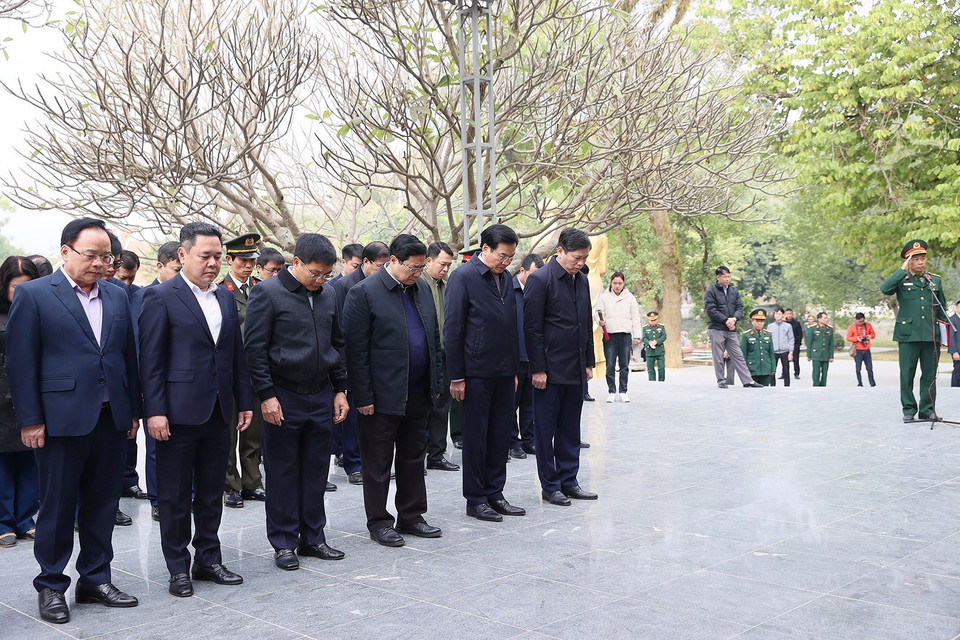 Thủ tướng Phạm Minh Chính tưởng niệm các Anh hùng Liệt sỹ tại Nghĩa trang Liệt sỹ A1. (Ảnh: Dương Giang/TTXVN)