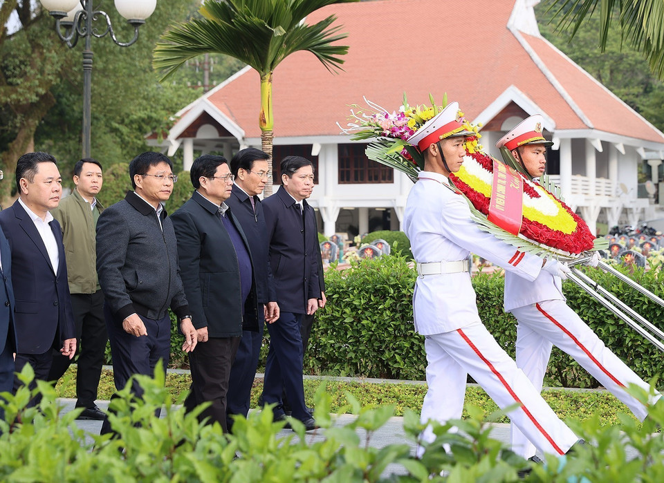 Thủ tướng Phạm Minh Chính đến dâng hoa tưởng niệm tại Nghĩa trang Liệt sỹ A1. (Ảnh: Dương Giang/TTXVN)