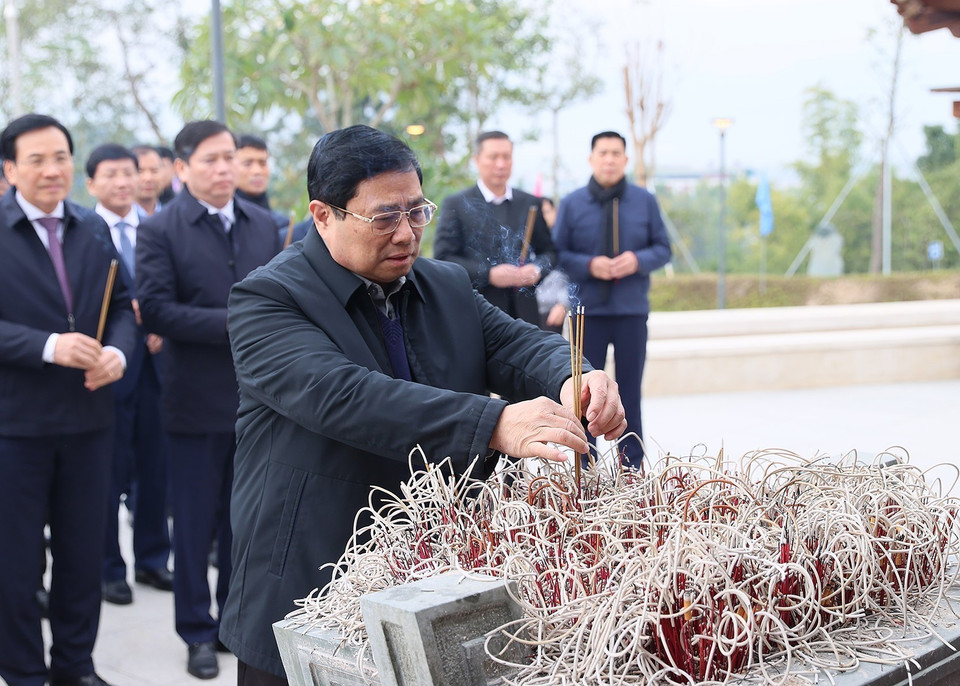 Thủ tướng Phạm Minh Chính dâng hương tưởng niệm tại Đền thờ Liệt sỹ Chiến trường Điện Biên Phủ. (Ảnh: Dương Giang/TTXVN)