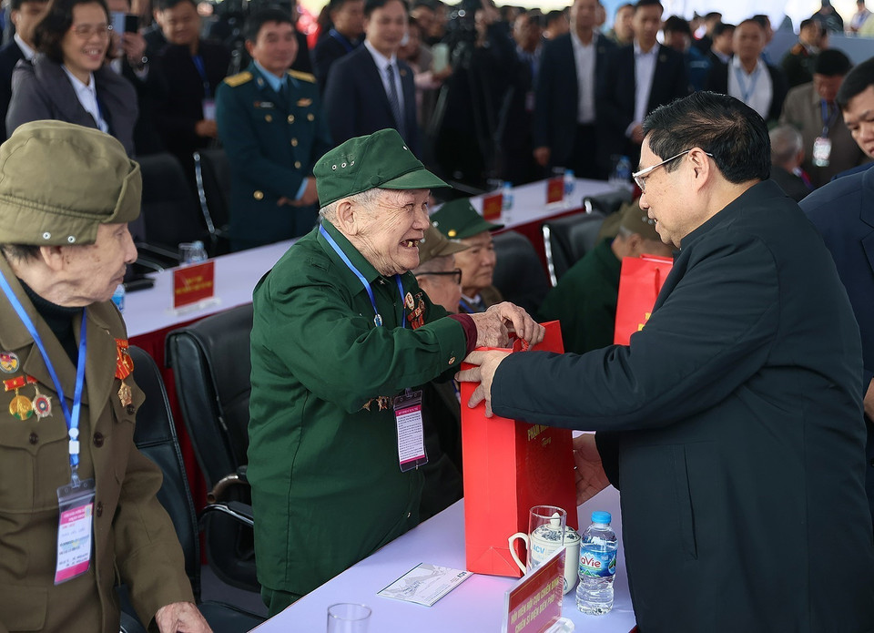 Thủ tướng Phạm Minh Chính thăm hỏi, tặng quà các cựu chiến binh Chiến dịch Điện Biên Phủ. (Ảnh: Dương Giang/TTXVN)