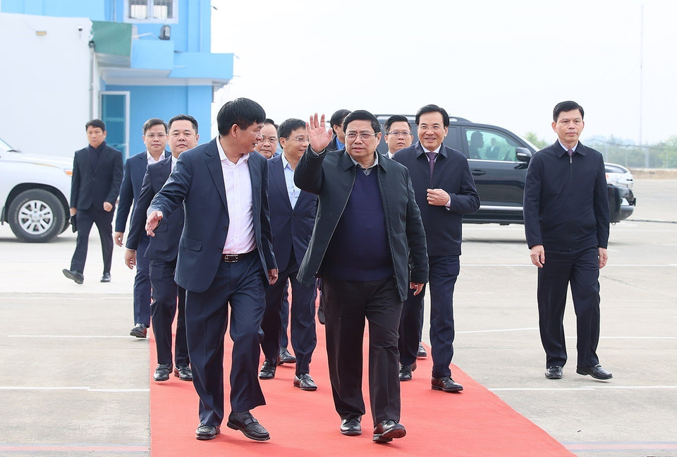 Thủ tướng Phạm Minh Chính đến dự lễ khánh thành Dự án đầu tư xây dựng mở rộng Cảng Hàng không Điện Biên. (Ảnh: Dương Giang/TTXVN)